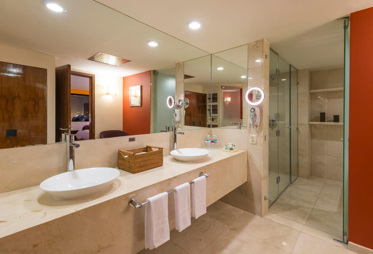 Bathroom 5, Camino Real Aeropuerto, Mexico City