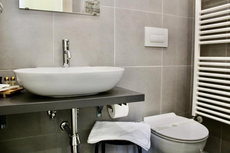 Bathroom 2, Kerasia, Florence