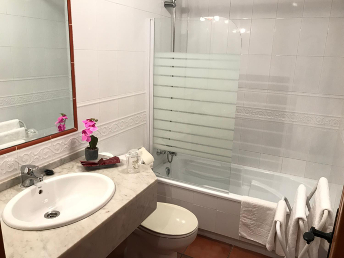 Bathroom 4, Posada Mediavia, Cantabria