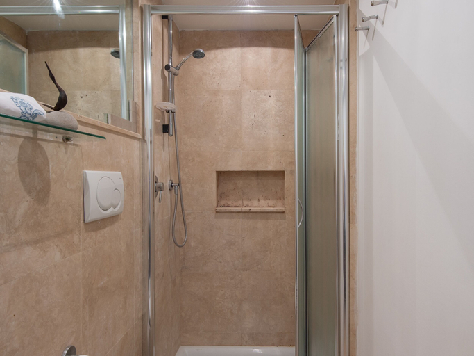 Bathroom 3, Esquilno Garden Apartment, Roma