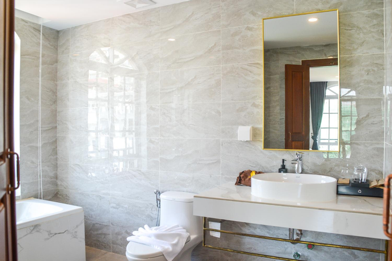 Bathroom 10