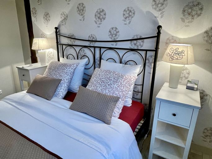 Bedroom 4, L'Oustaloise, Hérault
