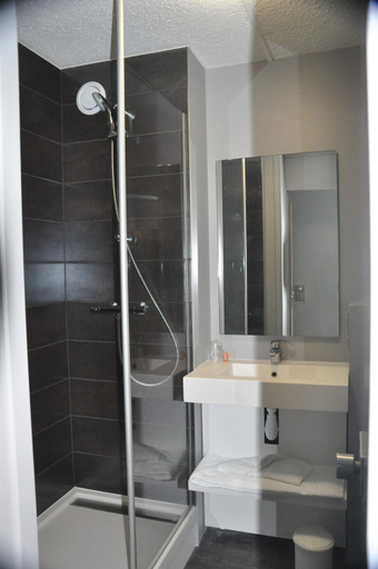 Bathroom 5, The Originals City, Hôtel Les Caps, Saint-Brieuc, Côtes-d'Armor