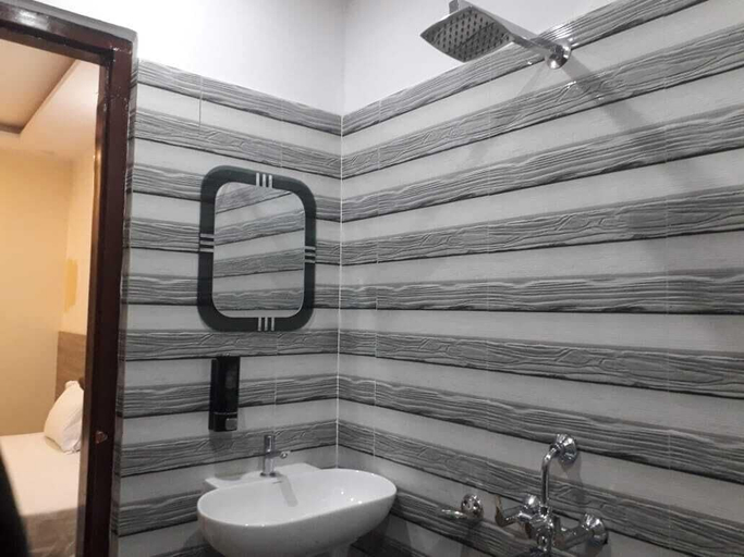 Bathroom 3, LS Grand Guest House, Varanasi