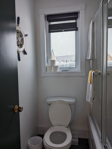 Bathroom, L'Auberge du Yéti, Le Fjord-du-Saguenay