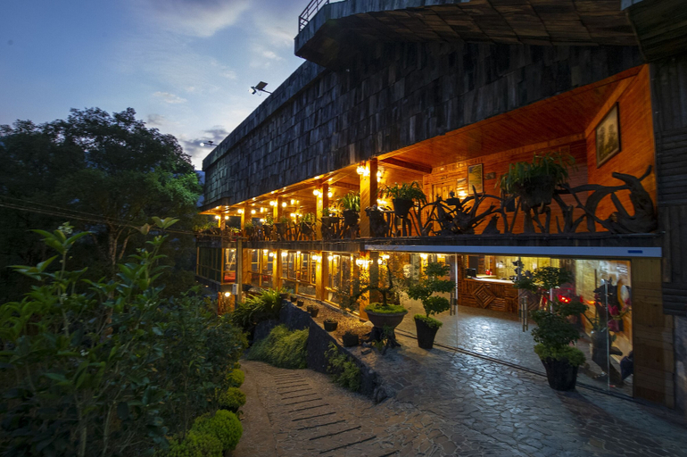 Exterior & Views