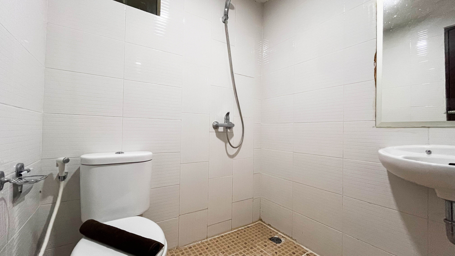 Bathroom 2, Minimalist and Nice 2BR Apartment at Royal Makassar By Travelio, Makassar
