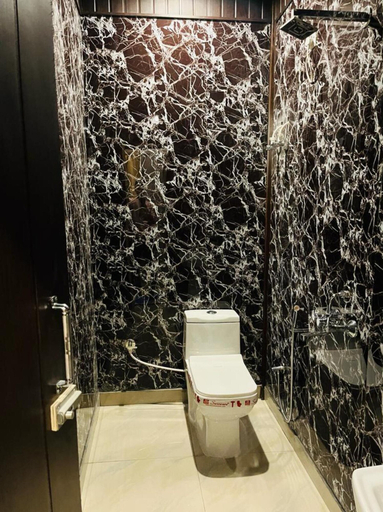 Bathroom, The Bluewind Resort, Dehradun