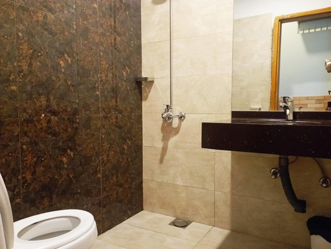 Bathroom 4, Fogland Hotel, Hazara