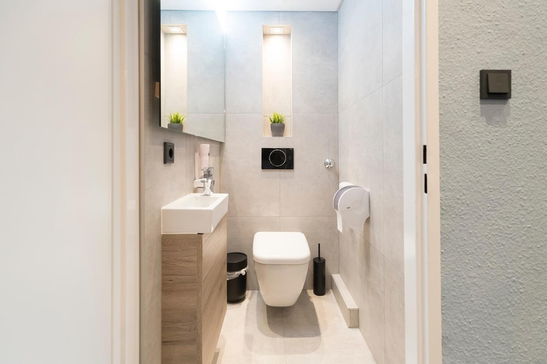 Bathroom 2, Riverview Apartments by dasPaul, Nürnberg