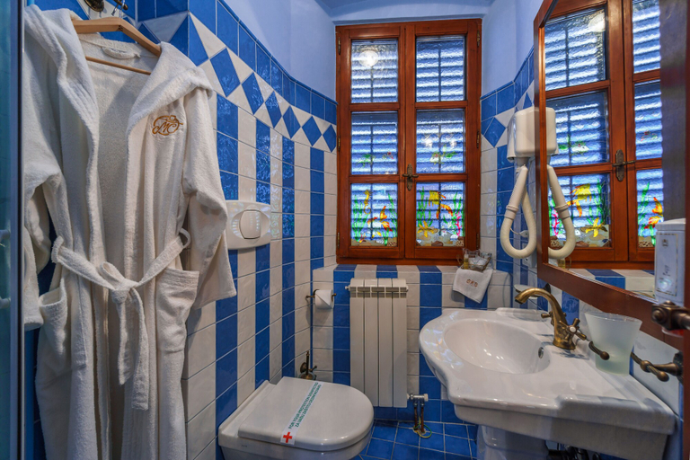 Bathroom 4, Hotel Monte Cristo