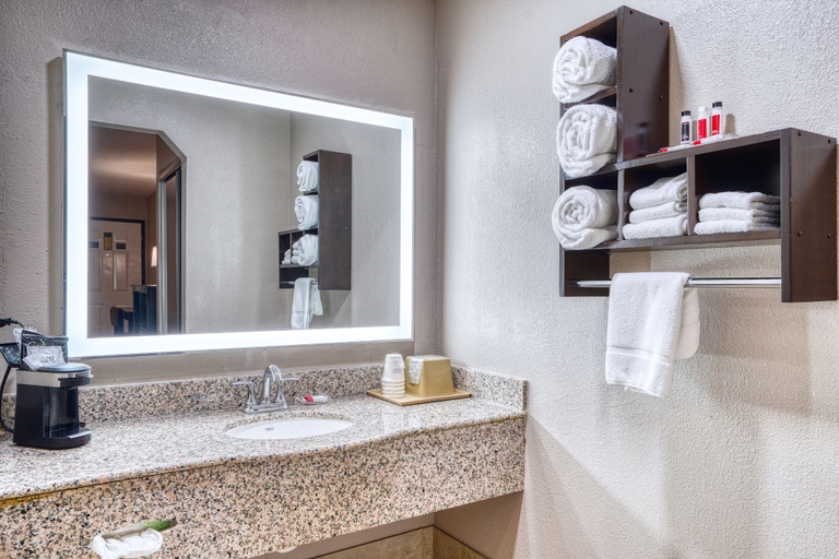 Bathroom 4, Super 8 by Wyndham Houston/NASA, Houston