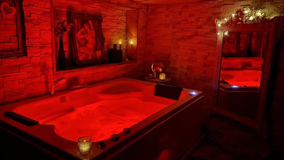 Bathroom 4, La suite inoubliable Avec jacuzzi, Var
