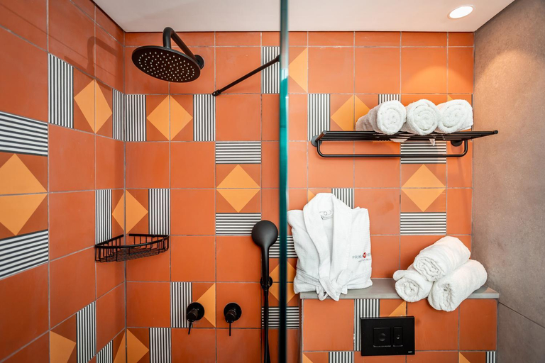 Bathroom 4, Prima Music