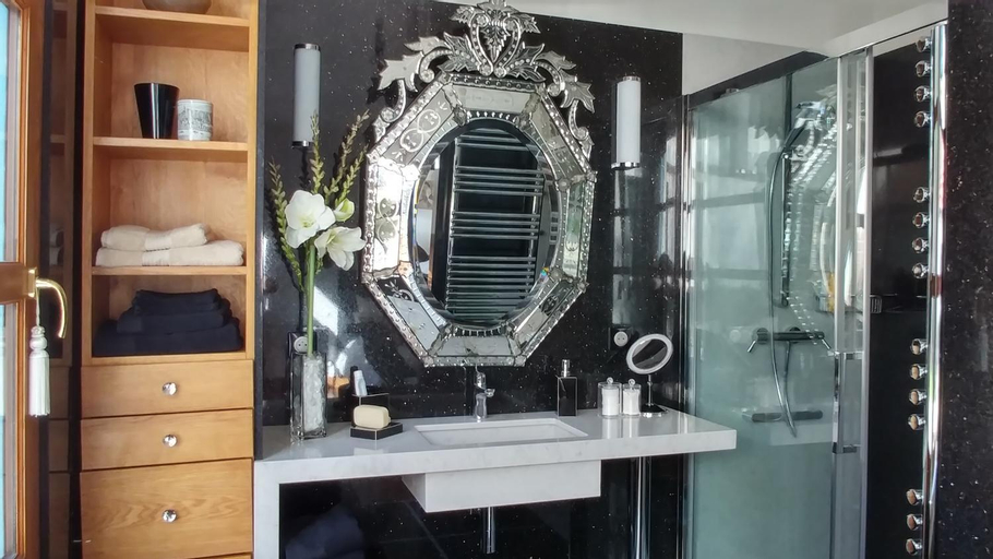 Bathroom 18