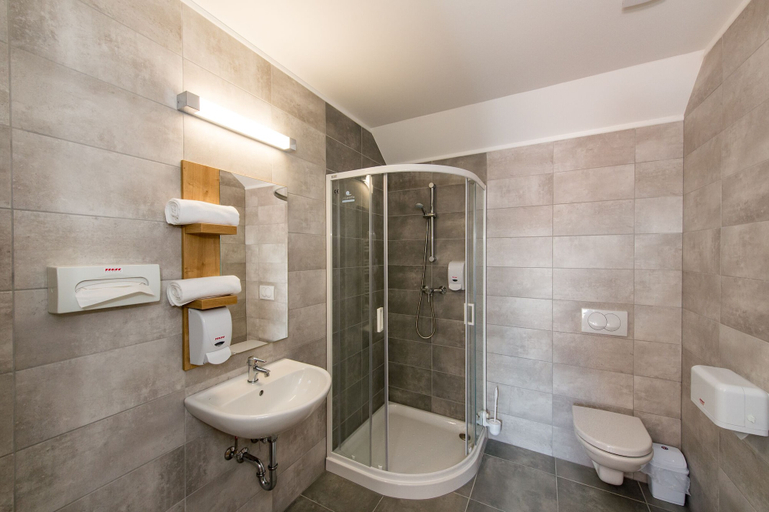 Bathroom 5, Pilvax Hotel Kalocsa, Kalocsa