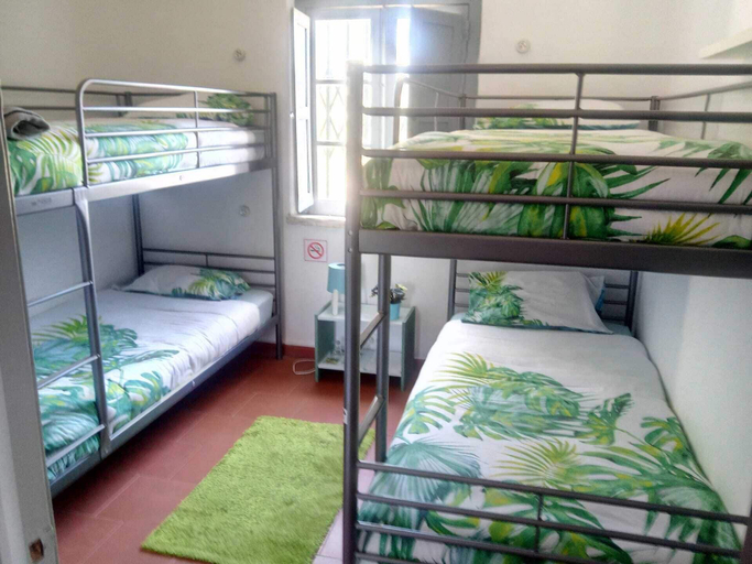 Bedroom 4, Fonte da Telha Beach Hostel, Almada