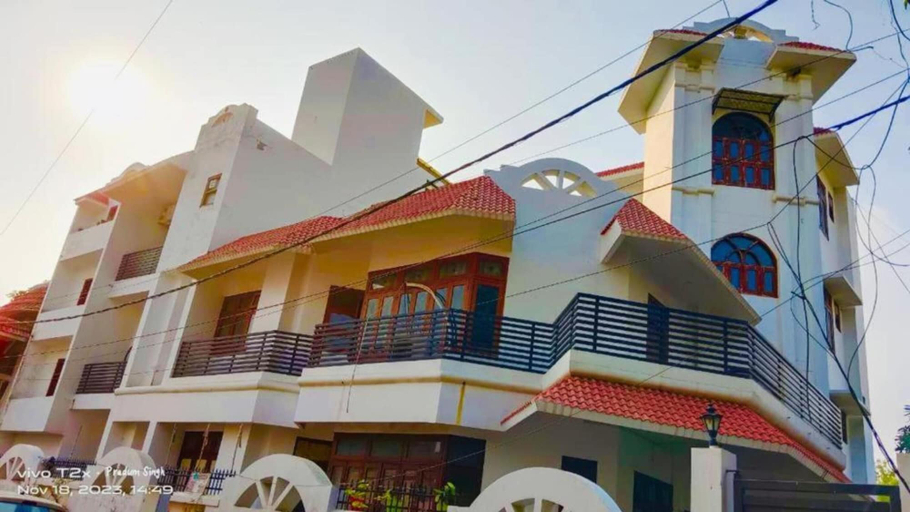 Exterior & Views