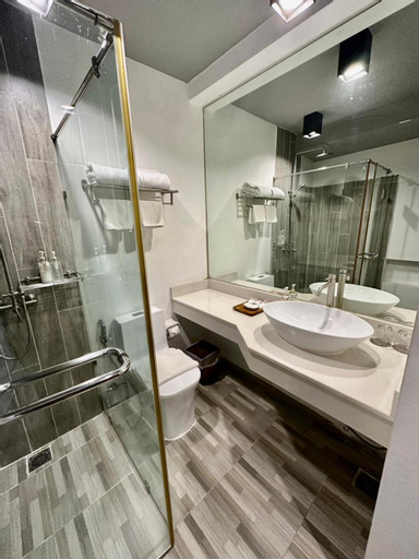 Bathroom 15