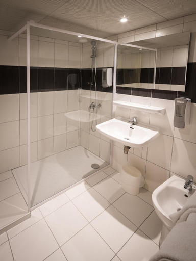 Bathroom 4, Hotel Saint Georges Lourdes, Hautes-Pyrénées