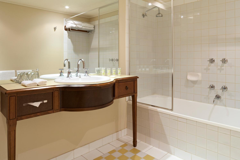 Bathroom 5, Grand Hotel Melbourne, Melbourne