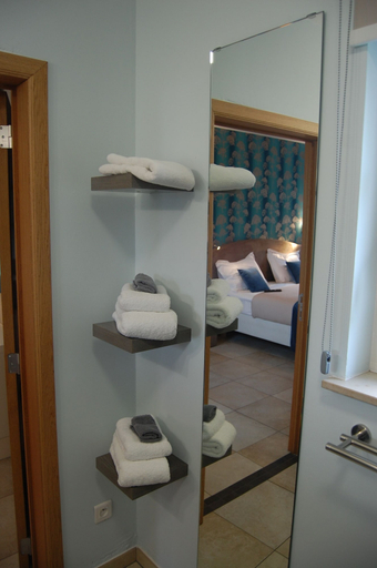 Bathroom 3, La Ferme Delgueule, Hainaut