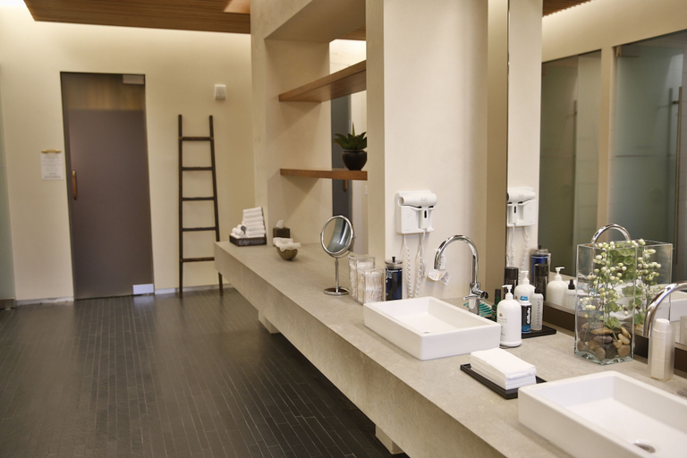 Bathroom 3, Riverfront Lodge, Eagle