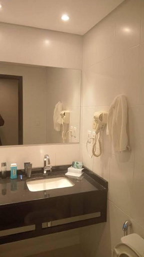 Bathroom 4, Ramada by Wyndham Manaus Torres Center, Maués
