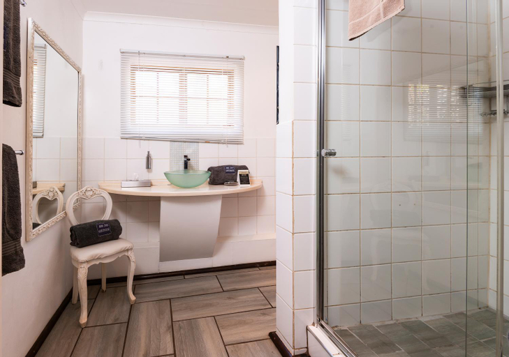 Bathroom 16
