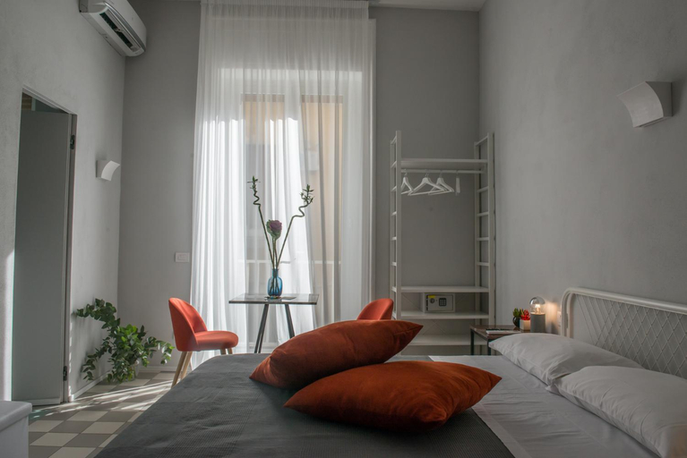 Bedroom 3, Medusa Chiaia 164, Napoli