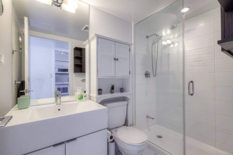 Bathroom 3, Waterfront Deluxe Residences, Toronto