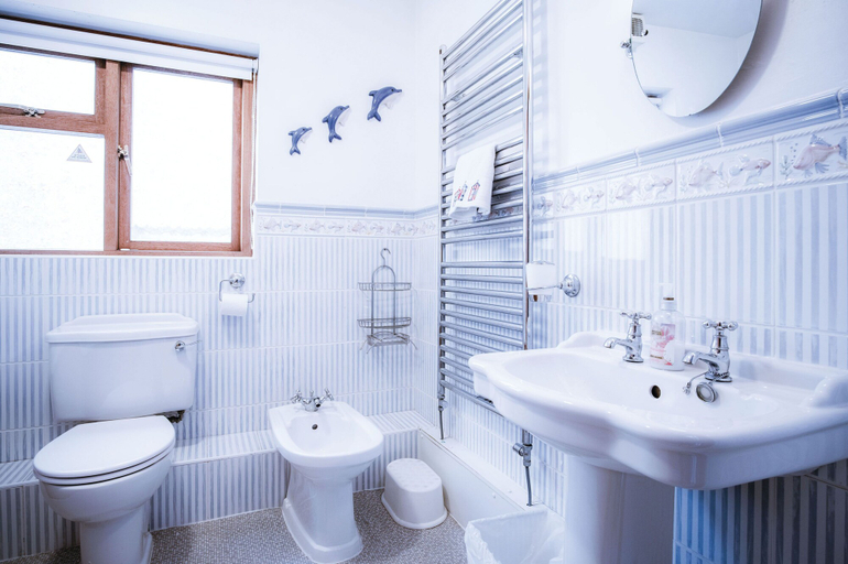 Bathroom 4, Beachways - 5 Bedroom Holiday Home - Saundersfoot, Pembrokeshire