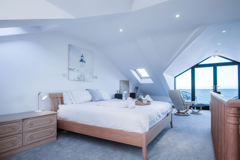 Bedroom 3, Beachways - 5 Bedroom Holiday Home - Saundersfoot, Pembrokeshire
