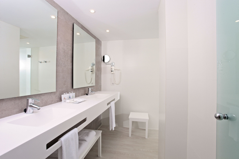 Bathroom 5, Iberostar Waves Cala Millor -Adults Only, Baleares
