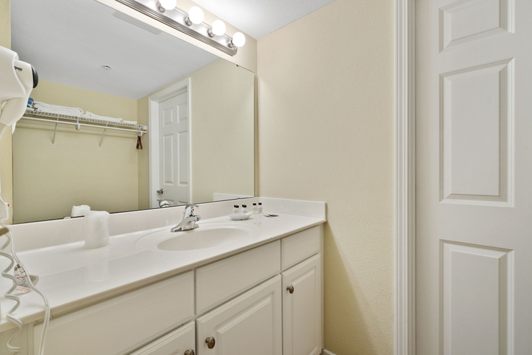 Bathroom 4, Kelleys Island Venture Resort, Lake Erie