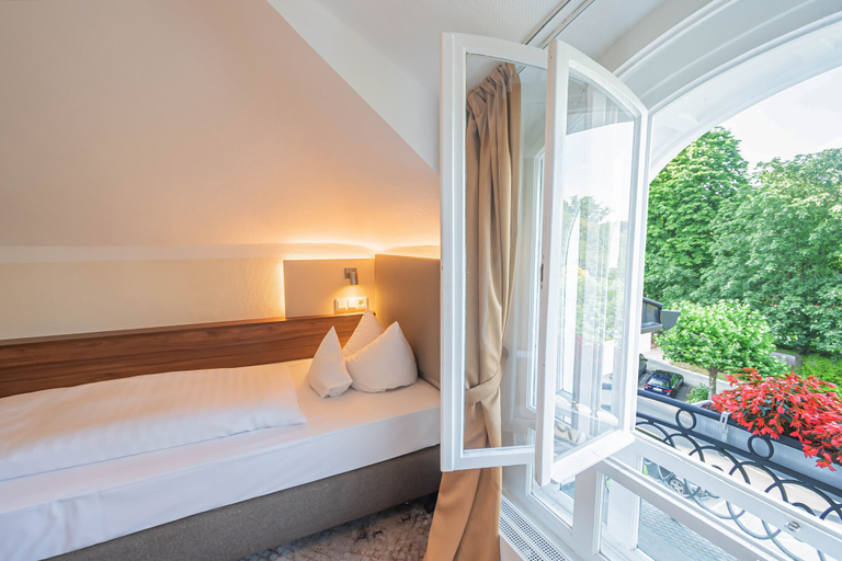 Bedroom 5, Hotel Villa am Kurpark, Hochtaunuskreis