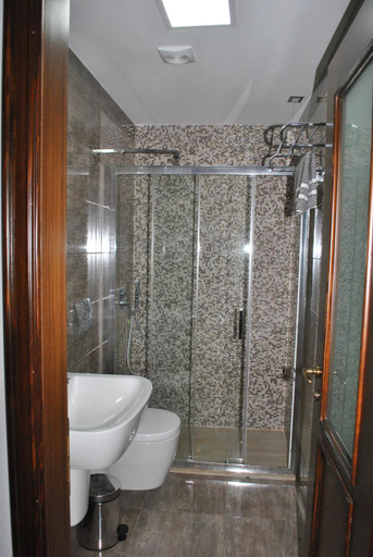 Bathroom 3, Hotel Kastro, Gjirokastrës