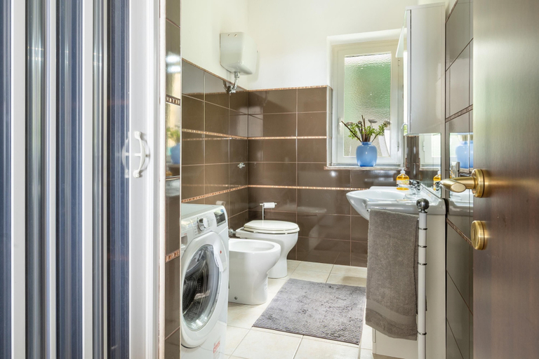 Bathroom, 3570 Affaccio sul Lago by Barbarhouse, Roma