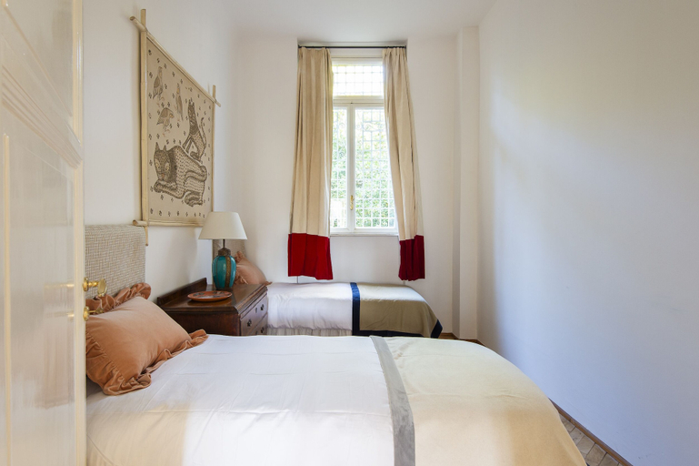 Room 2, Popolo Square Luxury Two Bedroom Apartment, Roma