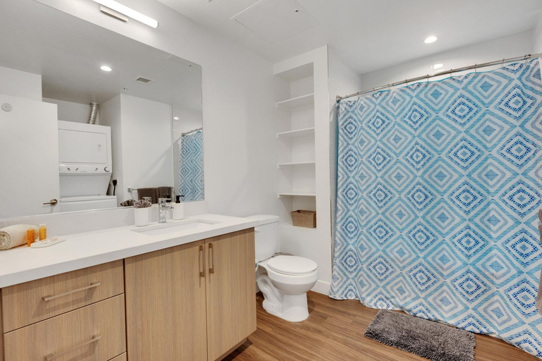 Bathroom 3, SuitesRUs Apart Hotel at Chinatown, Los Angeles