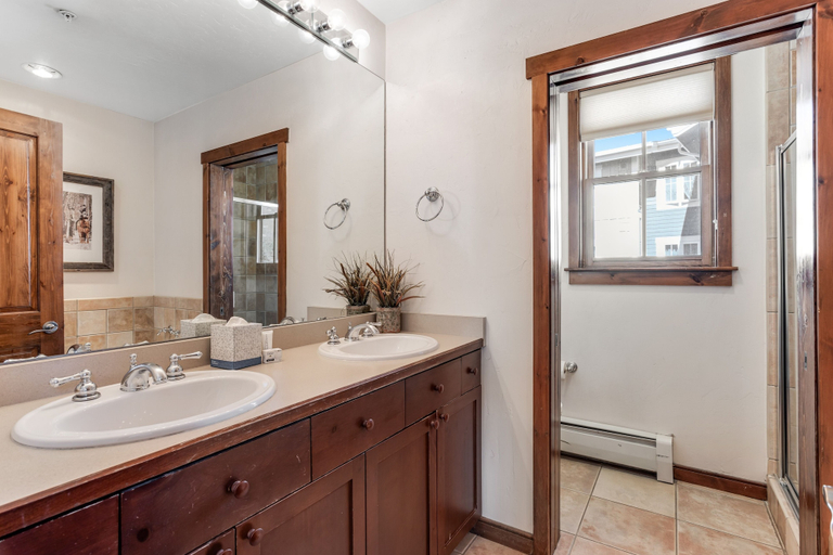 Bathroom 4, Main Street Junction, Summit