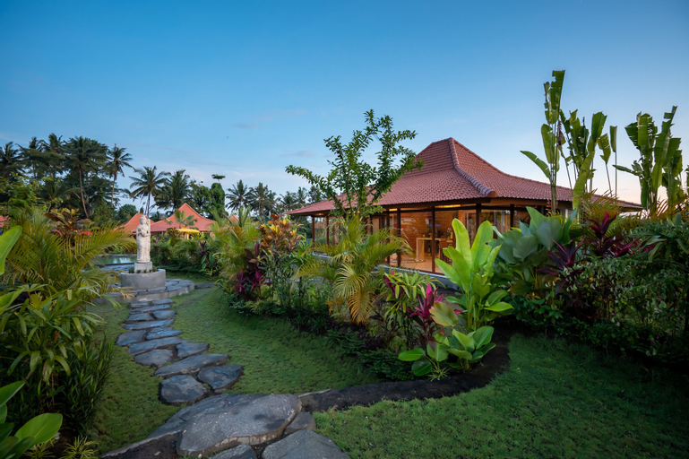 Exterior & Views 21