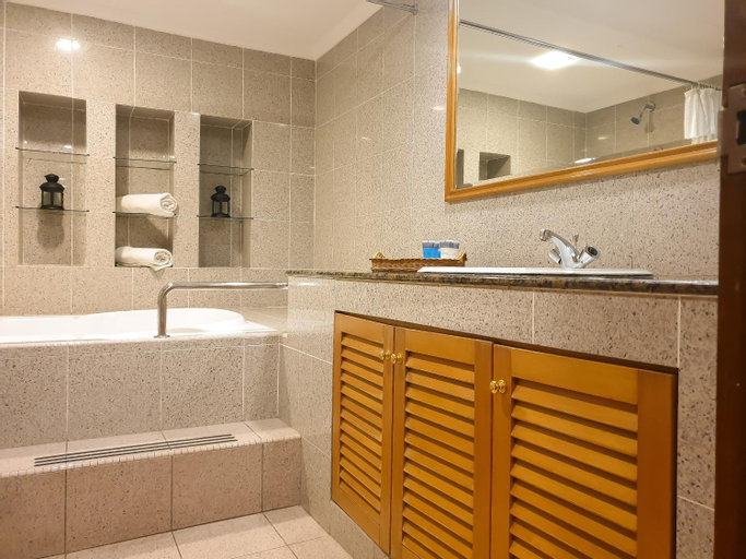 Bathroom 28