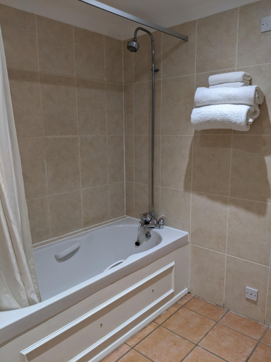 Bathroom 5, London Beach Country Hotel & Golf Club, Kent