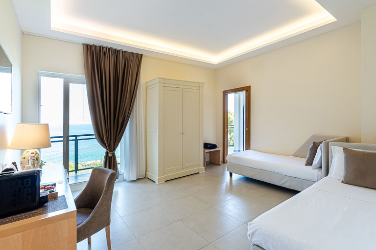 Bedroom 4, Grand Hotel Santa Maria, Salerno