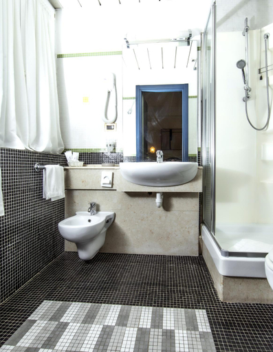 Bathroom 4, Hotel della Baia, La Spezia