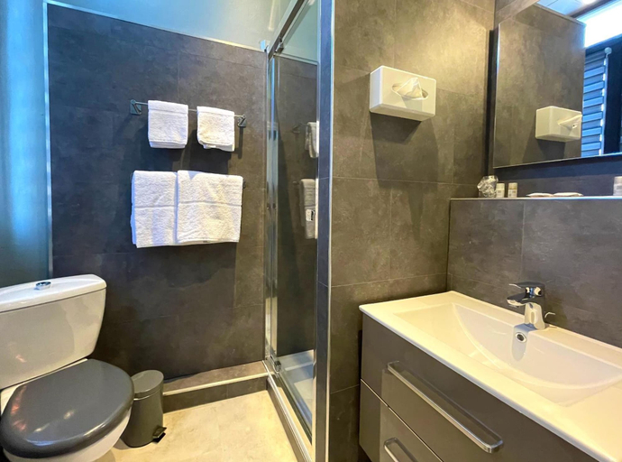 Bathroom 4, Royal Hotel, Gard