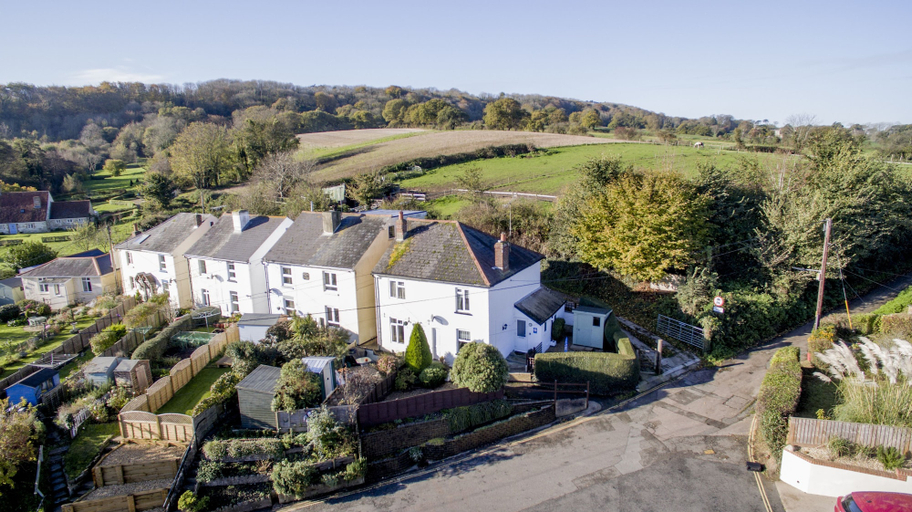 Exterior & Views 4, Charnwood Cottage, Isle of Wight