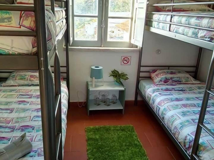 Bedroom 4, Fonte da Telha Beach Hostel, Almada