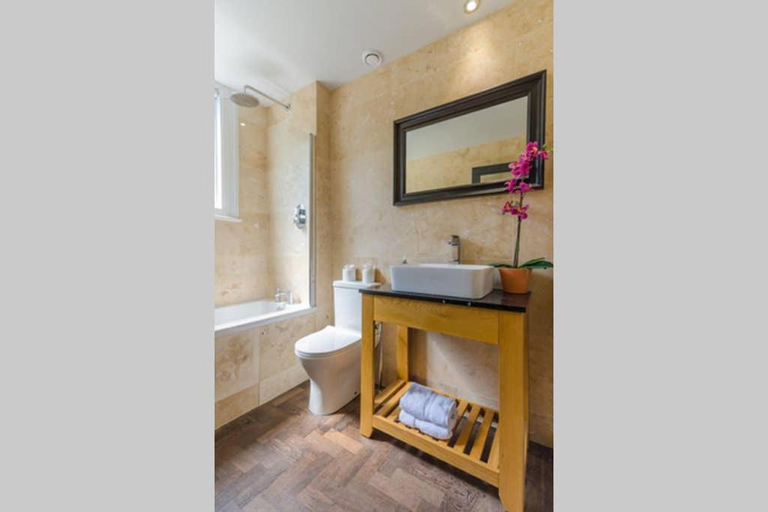 Bathroom, Victorian Classroom Flat in converted school-house, Cornwall